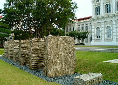 Die Skulptur 20 Tonnen, die sich auf dem Gelände des Nationalmuseums von Singapur befindet. Sie besteht aus einer Reihe von sechs geriffelten monolithischen Granitblöcken mit einem kleineren Block an jedem Ende, die alle aus einem einzigen Felsen gehauen sind