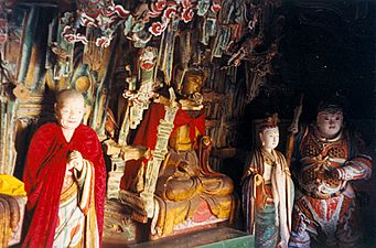 Արձանները տաճարի ներսում
