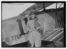 Гарольд Эванс Хартни 1919 жылы өзінің Fokker D.VII-де 1919 трансконтинентальдық әуе жарысында.jpg
