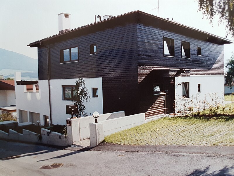 File:Haus Schmarda, Nordseite , Innsbruck-Arzl, Mag.Arch.G.Widmann.jpg