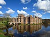 Moat.jpg бар Herstmonceux сарайы