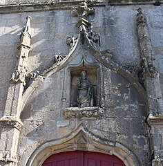 Détail du porche et la statue de Saint-Eloi.