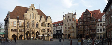 Marktplatz with City Hall, Tempelhaus (Tourist Info), Wedekindhaus, Lüntzelhaus, Bakers' Guild Hall and Rolandbrunnen (fountain).