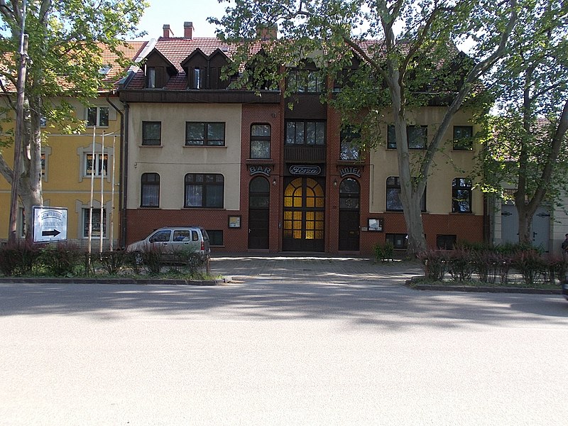 File:Hotel Tisza, 2021 Csongrád.jpg
