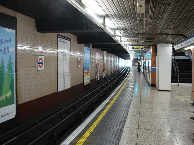 Hounslow West tube station Eastbound platform in 2008
