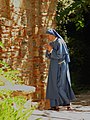 L’hàbit religiós dels frares i germanes franciscanes de la Immaculada és de color blau grisenc. (La imatge mostrada és, però, d’una comunitat no relacionada)
