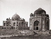 Humajunova grobnica z grobnico njegovega brivca (Nai-ka-Gumbad) v ospredju, Delhi (fotografija iz leta 1858)