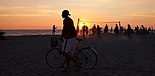 Le soleil couchant sur la plage. Beach volley