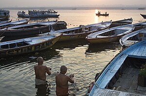 רוחצים מתפללים בנהר הגנגס בוורנאסי שבהודו.