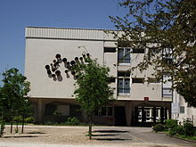 Photographie d'un bâtiment rectangulaire.