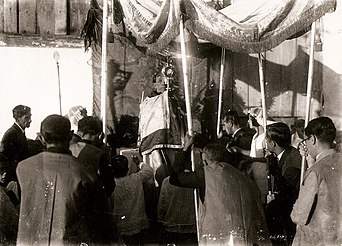 Imagem de uma celebração de Corpus Christi promovida pela Irmandade do Santíssimo da Matriz de Pirenópolis em 1930.