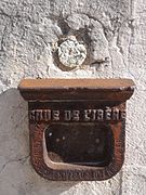 Ancien repère de crue de l'Isère à Grenoble Quai Perrière (face au n°22) avec indication altérée, au-dessus.