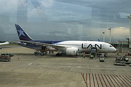 J35 175 LAN B 787-8.jpg