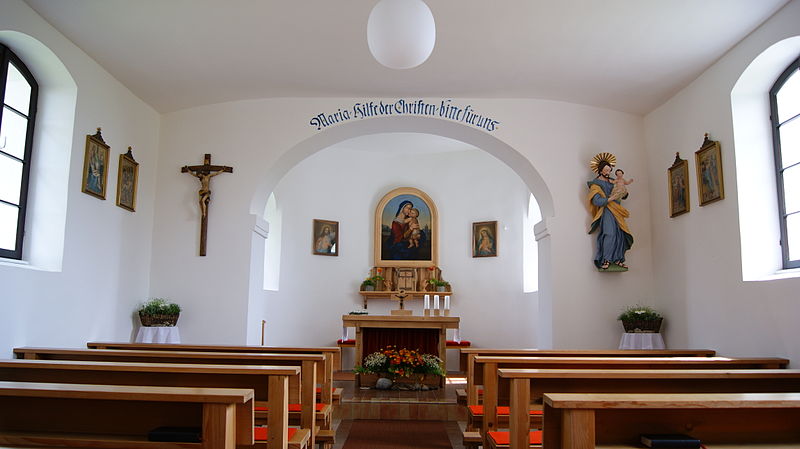 File:Jennen-Dornbirn-Kapelle-Interior-01.JPG