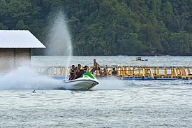 Jetski di tepi pantai