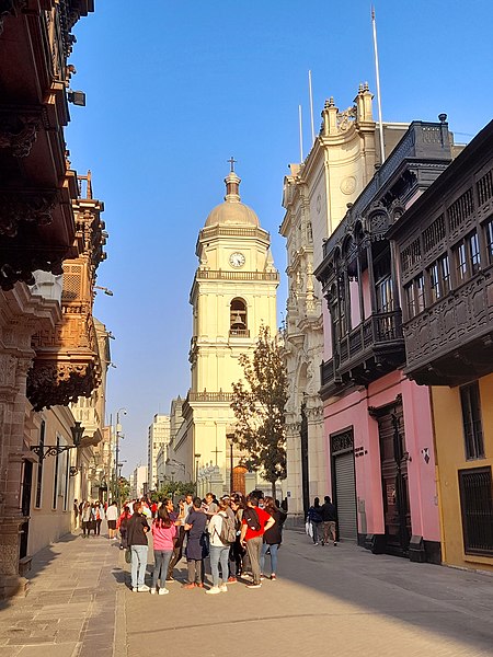 File:Jirón Ucayali, centro histórico de Lima.jpg