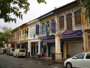 Mga doblang-palapag na bahay-tindahan sa Daang Joo Chiat, isang karaniwang disenyo sa labas ng urbanong Singapur.