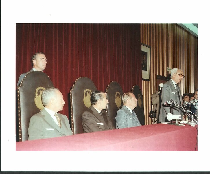 File:Jorge Rafael Videla visita la Universidad Nacional de La Plata en 1980 01.jpg