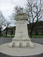 Monument au marquis Jouffroy d'Abbans à Baume-les-Dames devant le bassin de Gondé du Doubs.