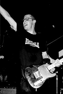 Джулиан Гаскелл выступает с группой Loafer в Liverpool's Cavern Club в начале 2000-х.