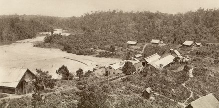 A gold mine in Raub during British Protectorate. Gold was the most important export of Pahang since the ancient times.[68]