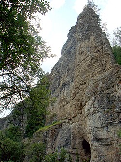 位于伊希姆拜区的萨拉瓦特尤拉耶夫山洞（英语：Salavat Yulayev Cave）的一个自然紀念物