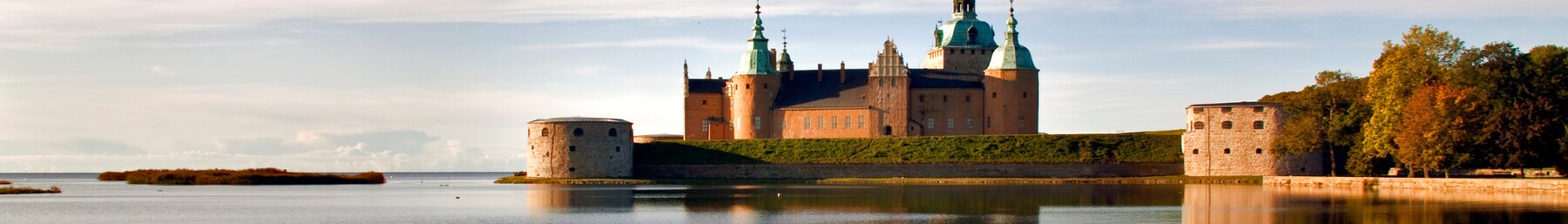 Kalmar banner Kalmar slott nordostra sidan.jpg