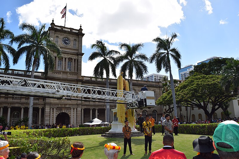 File:Kamehameha Day Lei Draping.jpg