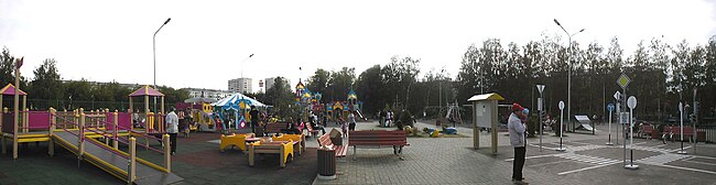 Мәйдандагы балалар мәйданчыгы панорамасы