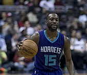 Kemba Walker elinde topla sahada