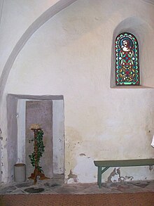 Im ältesten Teil der Kirche: Fenster und frühere Tür