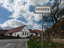 Cedule označující začátek obce Kvítkovice
