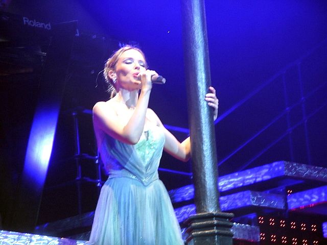 Minogue performing "Je ne sais pas pourquoi" during Showgirl: The Greatest Hits Tour (2005).