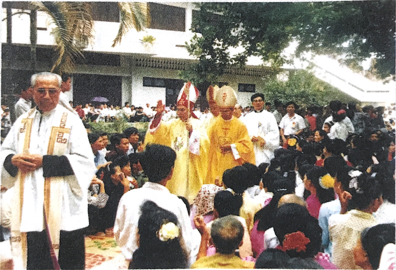 File:Lễ tấn phong Giám mục Phaolô Lê Đắc Trọng 15.08.1994.png