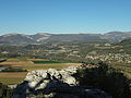 1er plan : Le Plan et Volonne (rives opposées de la Durance) ; Arrière-plan : rochers de Saint-Michel à Entrepierres (1246 m), derrière la montagne de Gache (1123 m-1334 m), une barre et le Trainon (1654 m) [sous réserves]