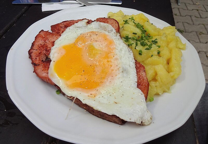 File:Leberkäse mit Kartoffelsalat und Ei Brückkanal Feucht.jpg