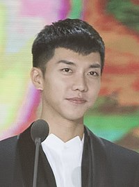 Ли Сынги на 32-й церемонии вручения наград Golden Disc Awards, 10 января 2018.jpg