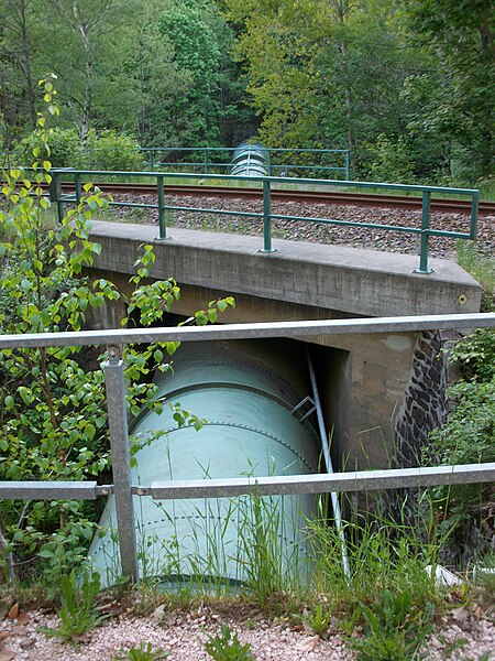 File:Leitung zum Wasserwerk Hakenkrümme unter der Bahnstrecke (1).jpg