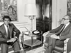 Leopoldo Calvo Sotelo se reúne con el presidente de Guinea Ecuatorial. Pool Moncloa. 13 de mayo de 1982.jpeg