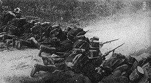 Liége - 1914 - Soldats d'infanterie prenant part à la défense de Liège dans les faubourgs d'Herstal.jpg