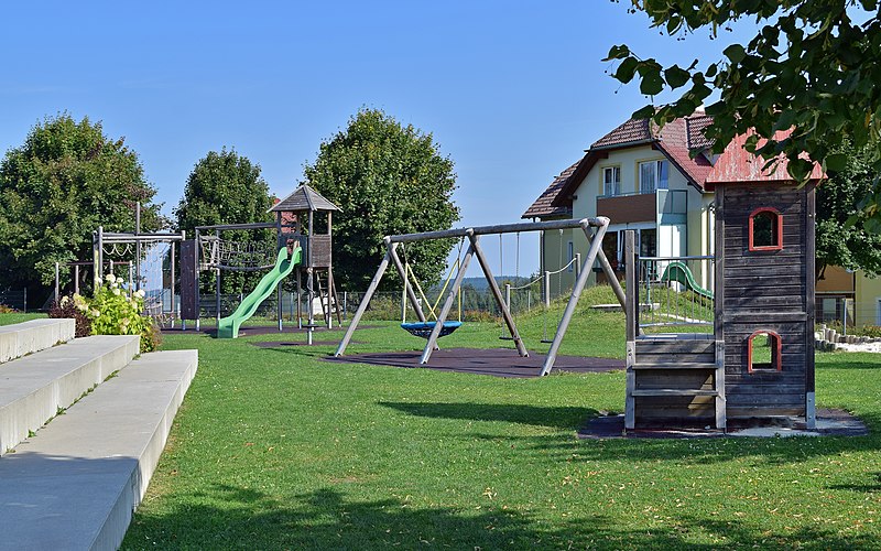 File:Liebenau - Spielplatz bei der Schule.jpg