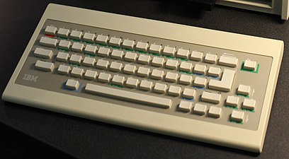 En un teclado IBM PCjr, la capa Fn es verde.  Tecla Fn - esquina superior derecha