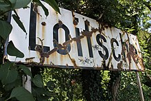 Auf einem alten Emaille-Schild mit rostigen Stellen steht „Loitsche“ geschrieben