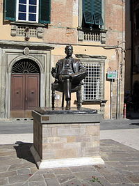 Monument to Puccini close to his birthplace in the nearby town of Lucca Lucca - Monumento a Giacomo Puccini.JPG