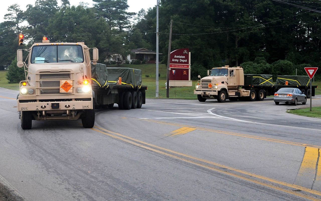 M915 (camion) 1280px-M915A5_Trucks_at_Operation_Open_Cargo_2012