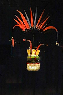 Coiffe-masque olok. Peuple Wayana. Fibres, plumes, coton, élytres de scarabée. Guyane française. Collectée en 1940