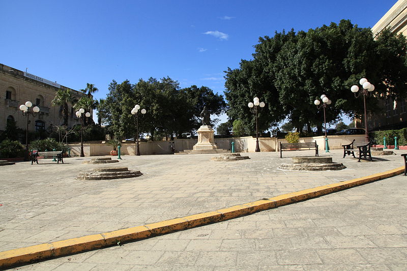 File:Malta - Floriana - Misrah Papa Gwanni XXIII + Monument to Grand Master de Vilhena 02 ies.jpg