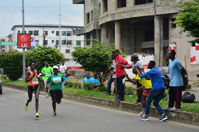 File:Marathon à Douala.jpg