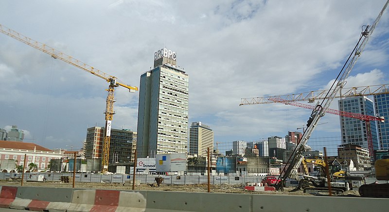 File:Marginal Avenida 4 de Fevreiro Luanda March 2013 13 (cropped).JPG