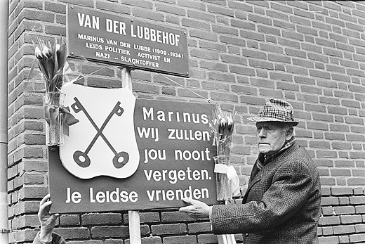 Onthulling Van der Lubbehof in Leiden (januari 1984)[10]